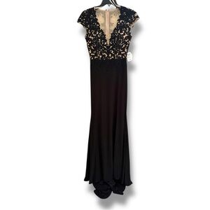 Elegant Black Lace Evening Gown